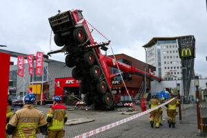 Grote hijskraan van Wagenborgen Nedlift uit Groningen omgevallen in Enschede