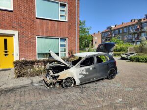 Auto volledig uitgebrand aan de Sint Maartenstraat in Leeuwarden