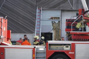 Isolatiemateriaal vat vlam bij houtleverancier in Heerenveen