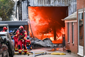 Grote brand verwoest garagebedrijf in Scharmer, brandweer nog uren bezig