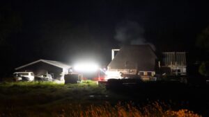 Felle buitenbrand bij boerderij aan de Matsloot in Oostwold