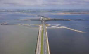 Activisten blokkeren Afsluitdijk bij Breezanddijk