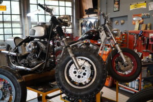 Steven Rosier uit Bolsward maakt unieke choppers (VIDEO)