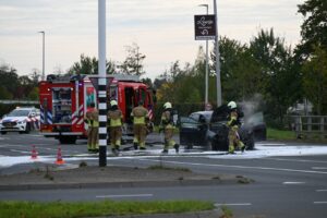 Auto vliegt in brand tijdens rit op Drachtsterplein