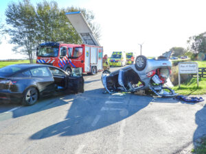 Auto slaat over de kop bij ongeval Frjentsjerterdyk bij Sexbierum