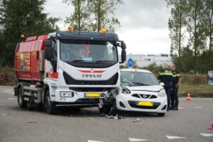 Vrachtwagen en auto botsten op elkaar in Heerenveen