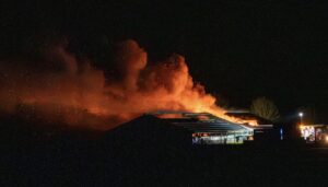 Grote brand verwoest loods aan de Madenlaan in Hindeloopen