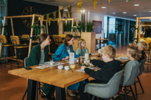 Leerlingen van De Triade ontbijten met burgemeester in Wolvega