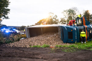 Vrachtwagen met bieten gekanteld bij Foxhol (Groningen)