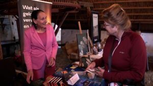 Eerste boekenmarkt Allingawier bracht schrijvers en lezers samen