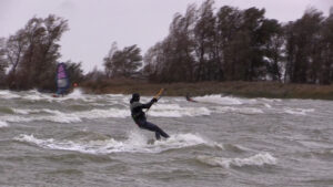 Surfers genieten van storm Benjamin op het IJsselmeer bij Makkum (VIDEO)
