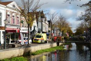 Fietser te water aan Lindegracht in Heerenveen