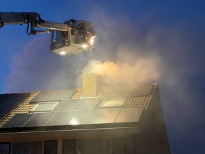 Forse schoorsteenbrand aan de Meerkoetweg in Heerenveen