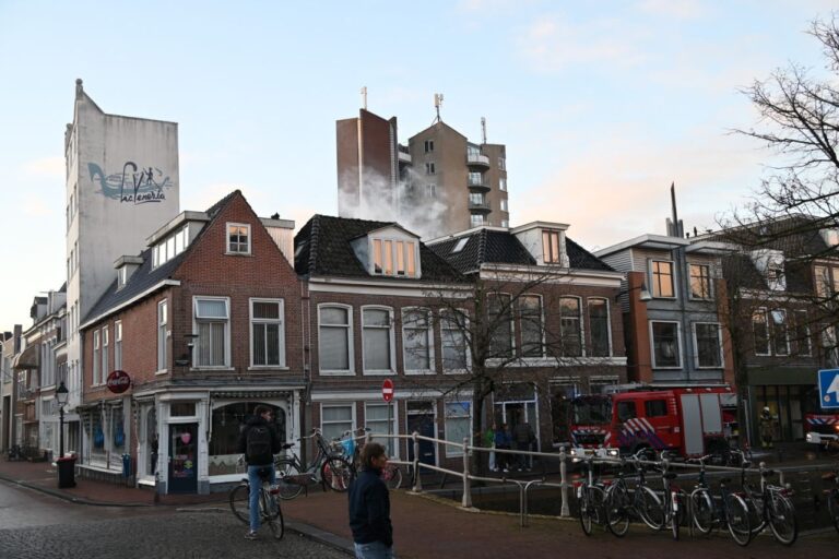 Flinke rookontwikkeling bij woningbrand op de Voorstreek in Leeuwarden