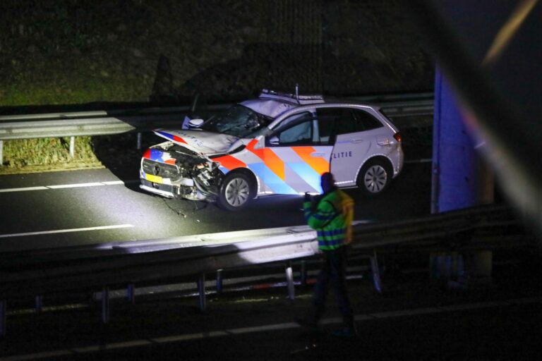 Persoon overleden na aanrijding met politieauto op N31 bij Leeuwarden