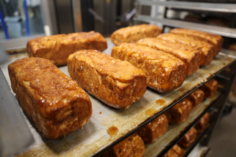 Bakkerij Boonstra uit Akkrum maakt de lekkerste suikerbrood van Friesland