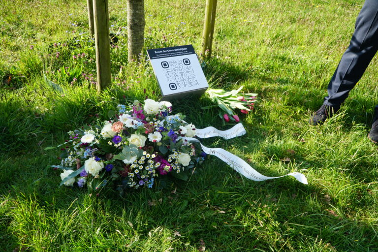 Verzetshelden bij de herdenkingsboom in Heerenveen herdacht