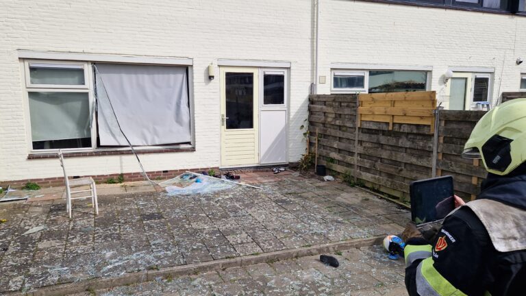 Gasexplosie in Sneek: woningraam vernield na klap
