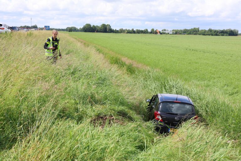 Auto te water op A32 bij Oldeholtwolde