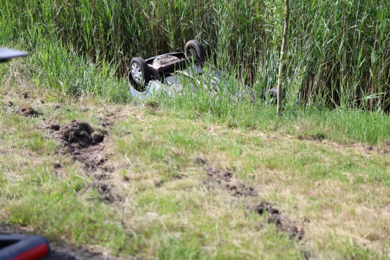 Auto te water langs de Rijksstraatweg in Haskerdijken