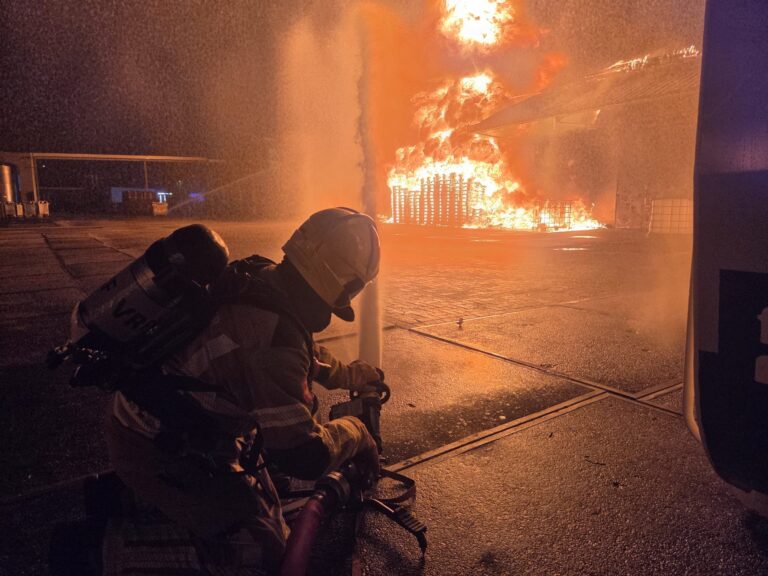 Zeer grote brand bij Koninklijke Smilde in Oudeschoot